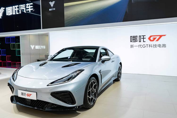 深圳115哪吒汽车在智能汽车领域的表现，领途汽车在新能源汽车市场中的影响力